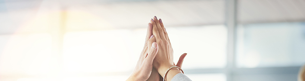 2 personer laver high five